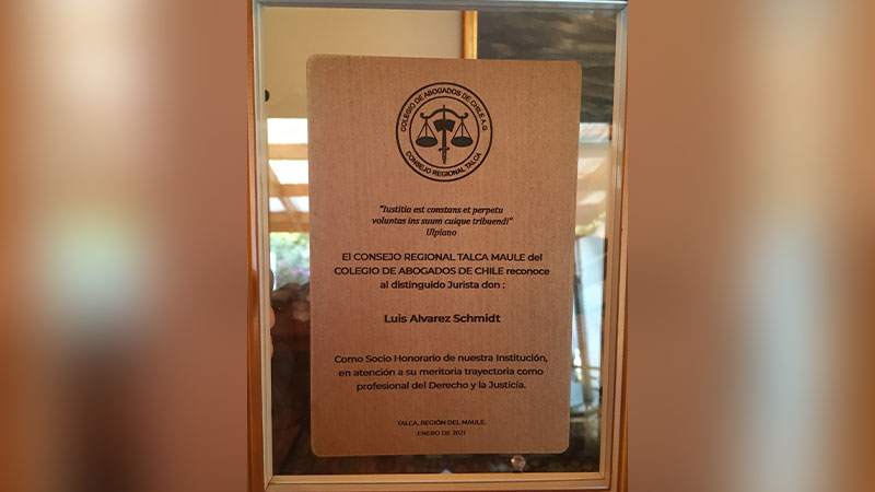 Entrega reconocimiento por años de trayectoria profesional thumbnail